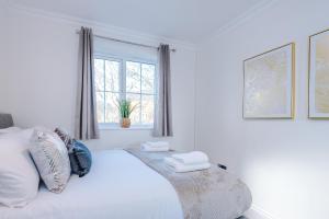 NEW!- GORTON PLACE By Greenstay Serviced Accommodation - 4 Bed 3 Bath House In Manchester - FREE Parking - FAST 250 Mbps Wi-Fi - Ideal for Contractors, Business Travellers & Relocations - Close to City Centre, Airport, Etihad Stadium - LONG STAYS WEL