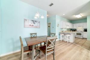 Charming Condo Steps from the Beach & Lagoon!