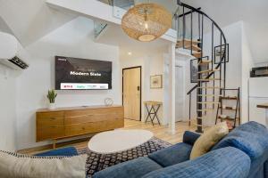 Modern Slate Stylish Loft w Private Balcony