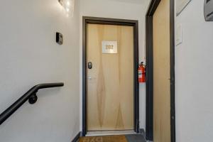 Modern Slate Stylish Loft w Private Balcony