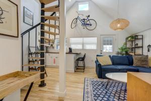 Modern Slate Stylish Loft w Private Balcony