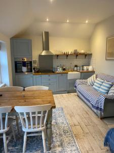Little Dolly sea view 2 bedroom apartment, St Ives town, dog friendly