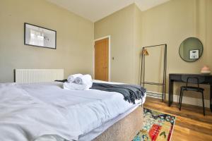 Two Bedroom Apartment Between City Centre & Bay