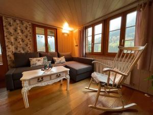 Bijoux mit Blick auf Blüemlisalp