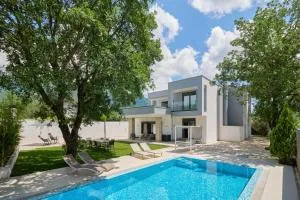 Villa Garden with Private Outdoor Pool - Bratešići