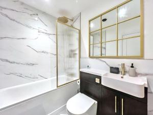 Central Brighton 3-Bed 3-Bath Apartment, Sleeps 7, Parking Available