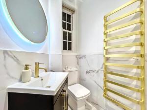 Central Brighton 3-Bed 3-Bath Apartment, Sleeps 7, Parking Available