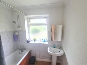 Pembroke - Double Room with Private WC Parking & Workstation