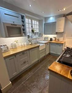 Little Monmouth 4 bedroom cottage, Old town Lyme Regis, dog friendly and parking