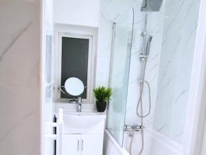 Modern Penge East Apartment