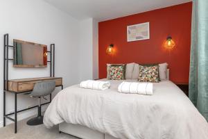 SPACIOUS STYLISH HOME, Foosball Table, FREE PARKING, Driveway, Garden & LAUNDRY ROOM, 2 DOUBLE BEDROOMS & LED Media wall