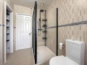 SPACIOUS STYLISH HOME, Foosball Table, FREE PARKING, Driveway, Garden & LAUNDRY ROOM, 2 DOUBLE BEDROOMS & LED Media wall