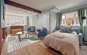 SPACIOUS STYLISH HOME, Foosball Table, FREE PARKING, Driveway, Garden & LAUNDRY ROOM, 2 DOUBLE BEDROOMS & LED Media wall