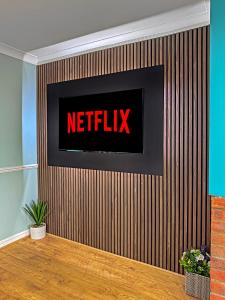 SPACIOUS STYLISH HOME, Foosball Table, FREE PARKING, Driveway, Garden & LAUNDRY ROOM, 2 DOUBLE BEDROOMS & LED Media wall