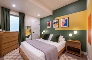 Trendy Tennyson Flat