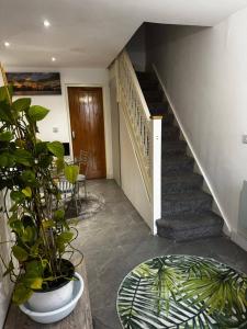 Stylish Central Home Sleeps 5 Free Parking & Patio