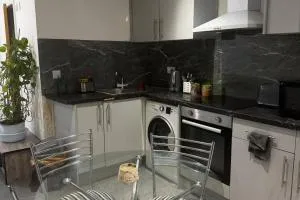 Cosy Central Home - Sleeps 5 Free Parking & Patio - Kirby Muxloe