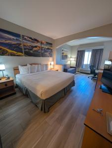 King Studio Suite - Accessible/Non-Smoking room in Days Inn & Suites by Wyndham Castle Rock