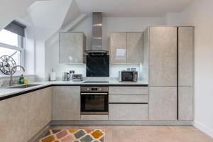Bright & Airy 2-Bedroom, Leatherhead, Sleeps 4