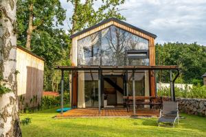 Moderní chata se zastřešenou terasou v docházkové vzdálenosti na pláž