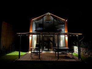 Moderní chata se zastřešenou terasou v docházkové vzdálenosti na pláž