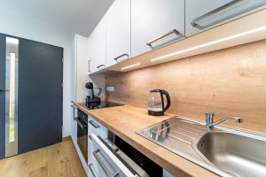 Moderní chata se zastřešenou terasou v docházkové vzdálenosti na pláž