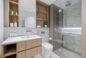 Elegant 2 Bed CBD Heated Pool Gym Sauna Balcony