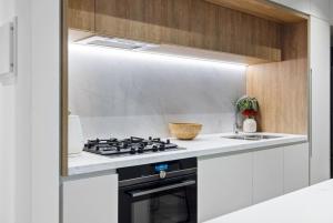 Elegant 2 Bed CBD Heated Pool Gym Sauna Balcony