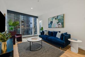 Elegant 2 Bed CBD Heated Pool Gym Sauna Balcony