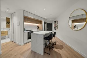 Elegant 2 Bed CBD Heated Pool Gym Sauna Balcony