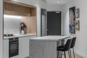 Elegant 2 Bed CBD Heated Pool Gym Sauna Balcony