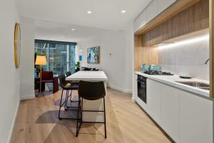 Elegant 2 Bed CBD Heated Pool Gym Sauna Balcony