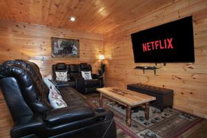 Bear Paw Hideaway Hot Tub Theater Multicade