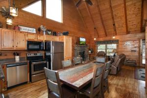 Bear Paw Hideaway Hot Tub Theater Multicade