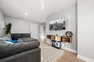 Spacious Luxe Stay Sleeps 16 20 Min to NYC - Saint George