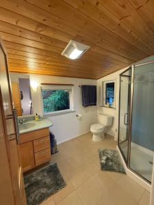 Ravens Nest Tranquil Forest Suite 5 min to Downtown Arcata with Stunning Redwood Views