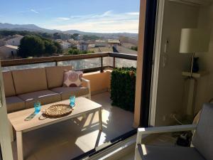 Vue 180 degrés mer-colline, plages 100m, Piscine, Box , Domaine Coudoulière Six Four les Plages