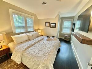 Walk Downtown & River Stylish Cozy Stay w Huge Porch