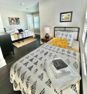 Walk Downtown & River Stylish Cozy Stay w Huge Porch