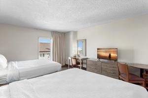 Deluxe Double Room with Side Sea View room in Americana Motor Inn on Boardwalk