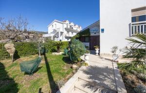 Gorgeous Apartment In Kastel Stafilic