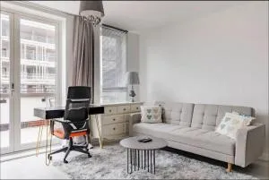 Stylish 2 bedroom Apartment, 10 Mins to Heathrow & Hayes Station - Гейс