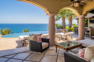 Beautiful Villa Fully Staffed & Steps From Swimmable Beach in Villas Del Mar