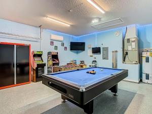 Relaxing retreat w pool & game room