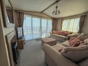 Beautiful Caravan With Stunning Sea Views At Haven Hopton Ref 80001H