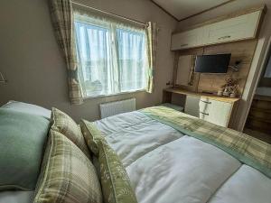 Luxury Lodge With Stunning Full Sea Views At Hopton Ref 80010W