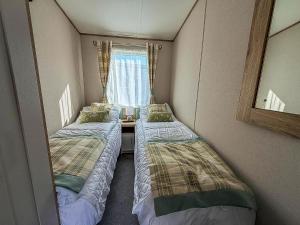 Luxury Lodge With Stunning Full Sea Views At Hopton Ref 80010W