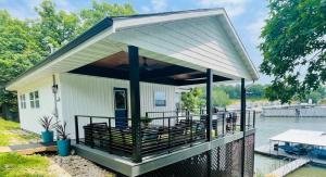 Wet Feet Retreat Lake House with Boat Rental