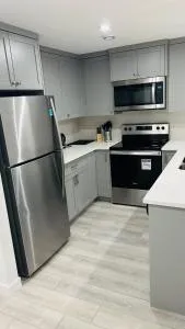 Private Very Spacious 2 bed 1-Bedroom Suite SW Calgary - De Winton