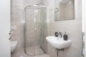 City center lux 2bdr apt with garage